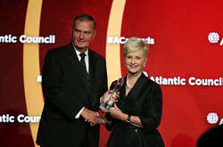  Сінді Маккейн з нагородою 