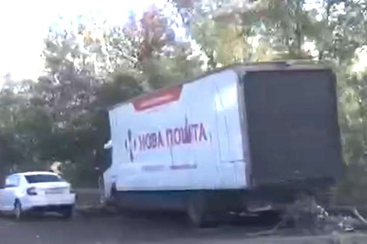 У Києві ДТП з вантажівкою паралізувала рух на трасі