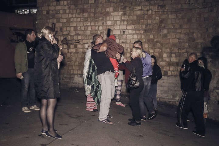 У центрі Києва горів будинок: люди з дітьми вистрибували з вікон