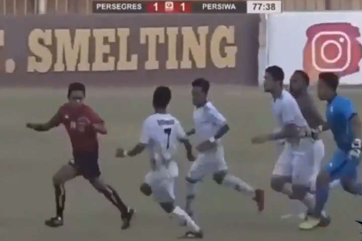 В Індонезії суддя отримав удар в обличчя від футболіста і врятувався втечею (відео)