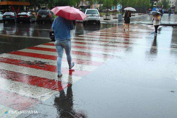 Нацполіція нагадала правила поведінки пішоходів у дощову погоду