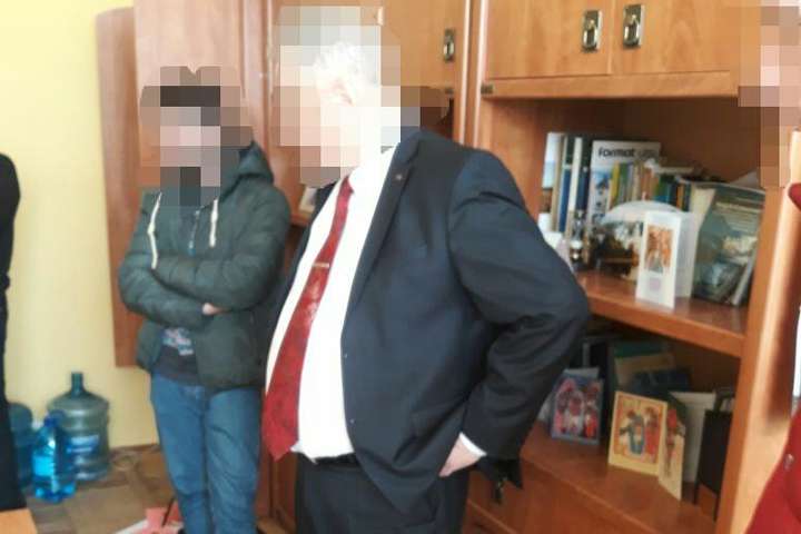 На Львівщині суд оштрафував хабарника-професора на 18 тисяч гривень