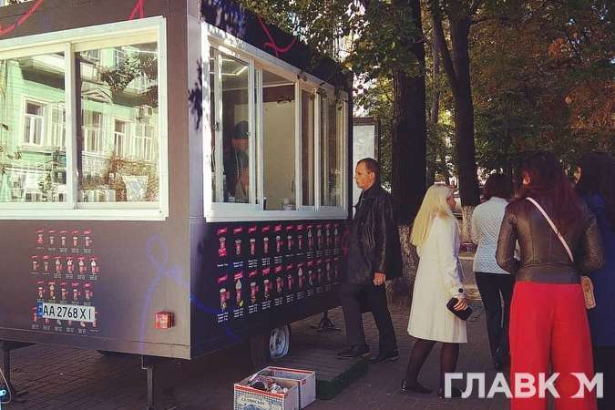 Як у Києві кав’ярні на колесах перетворюються на кавопалаци (фото)