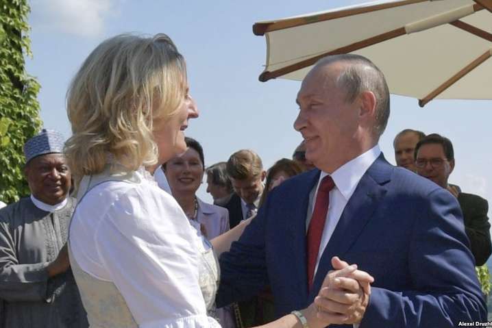 Міністр закордонних справ Австрії розповіла, чому танцювала з Путіним на своєму весіллі