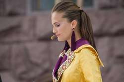 Алла Костромичева во время дефиле потеряла равновесие и упала на подиум (видео)