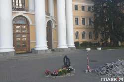 У входа в концертный зал в самом центре Киева восстановили могилу герою Небесной сотни (фото)