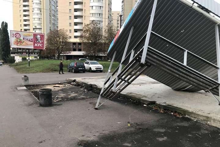 У Києві завалилася зупинка громадського транспорту 