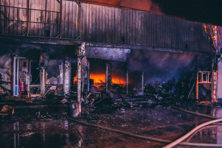 Масштабна пожежа на «Мінському» ринку: дим накрив усю Оболонь (відео)