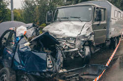 Чоловік за кермом Renault через мокру дорогу не впорався з керуванням, і машину винесло на зустрічну смугу