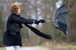 Киянам радять сидіти у приміщеннях: у столиці зривається вітер