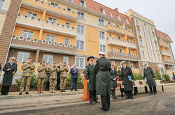 Министр обороны Украины, генерал армии Степан Полторак вручает ключи от новых квартир военнослужащим ВСУ