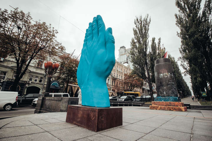 У центрі Києва з’явилася гігантська синя рука