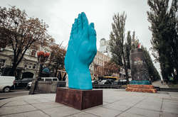 У центрі Києва з’явилася гігантська синя рука