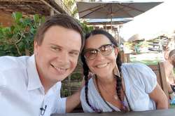  Телеведучий Дмитро Комаров запросив Луселію Сантос до України 