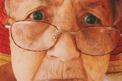 В Одесі 88-річну бабусю прив'язали до батареї і погрожували відрізати їй пальці