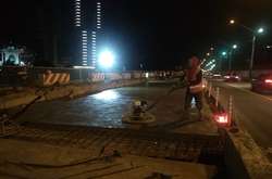 Ремонтні роботи на мосту Метро через Русанівську протоку тривають навіть вночі