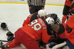 Смерть на льоду: у Росії прямо під час матчу помер хокеїст (відео)