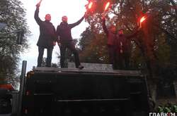 Возле Администрации президента - акция протеста против нападений на активистов (фото)