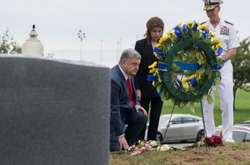 Президент України з дружиною вшанували пам’ять Джона Маккейна