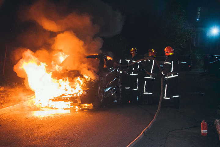 В Киеве возле Охматдета сгорел внедорожник Mercedes (фото)