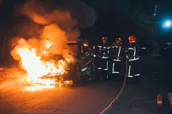 В Киеве возле Охматдета сгорел внедорожник Mercedes (фото)