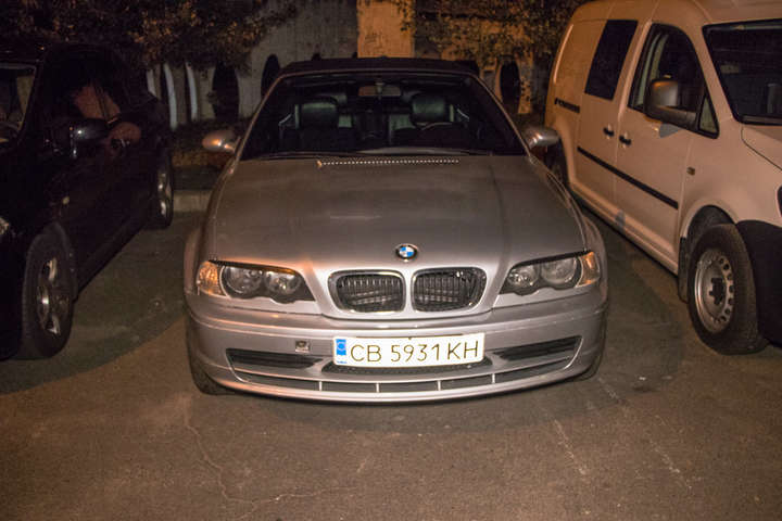 У Києві за допомогою евакуатора викрали BMW