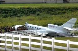 У США при посадці розколовся надвоє літак, є загиблі