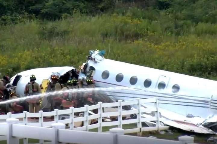 В США самолет при посадке раскололся надвое, погибли пилоты