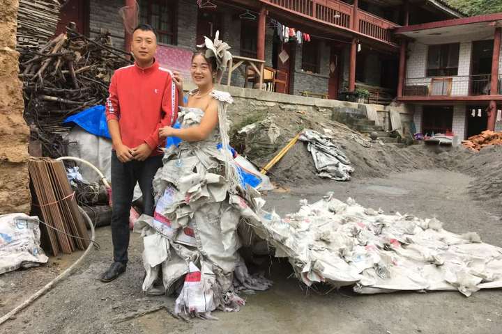 28-летняя китаянка сшила свадебное платье из 40 мешков от цемента