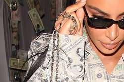 Ким Кардашьян нарядилась в платье из долларовых купюр