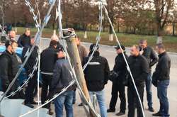 Завод дитячого харчування в Хоролі атакують рейдери - ЗМІ