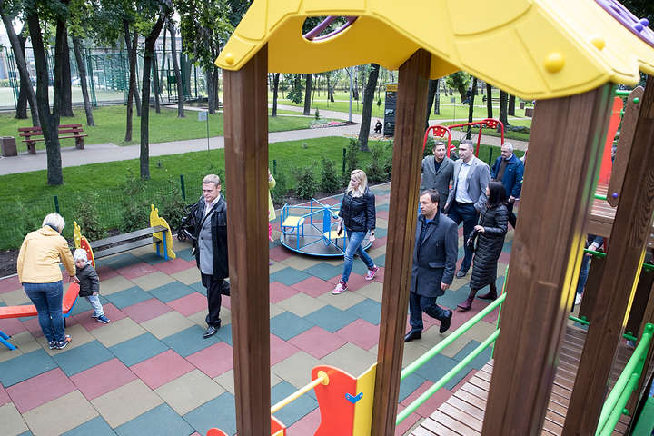 Альтанки, тренажери, дитячі майданчики: Кличко відкрив оновлений Сирецький парк