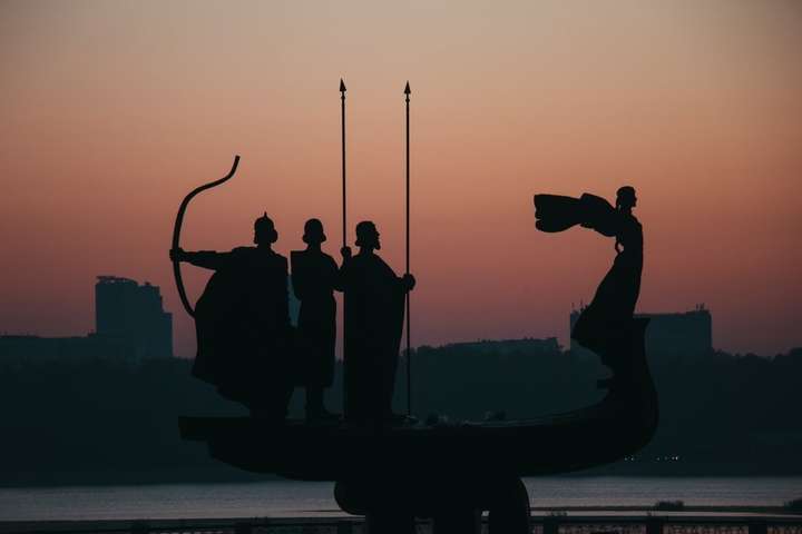 Волшебные фото с Днепровской набережной. Как выглядит Киев на рассвете