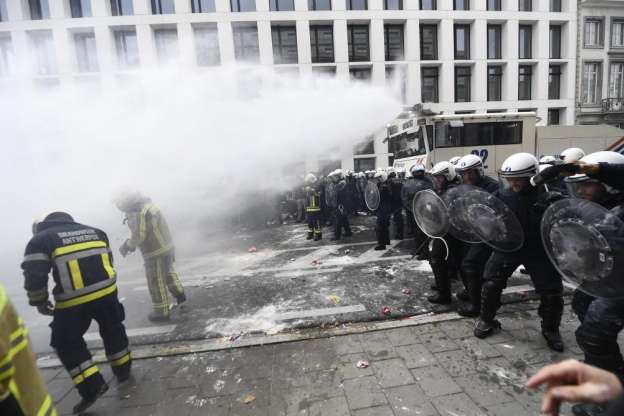Протести в Брюсселі: поліція застосувала водомети і газ