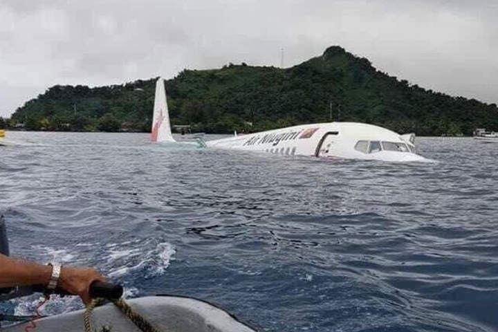 У Мікронезії пасажирський літак «сів» в океані