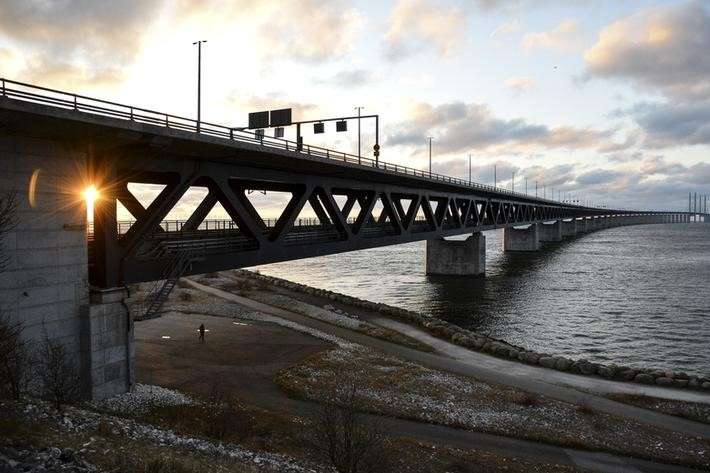 Данія призупинила рух поромів і закрила мости 