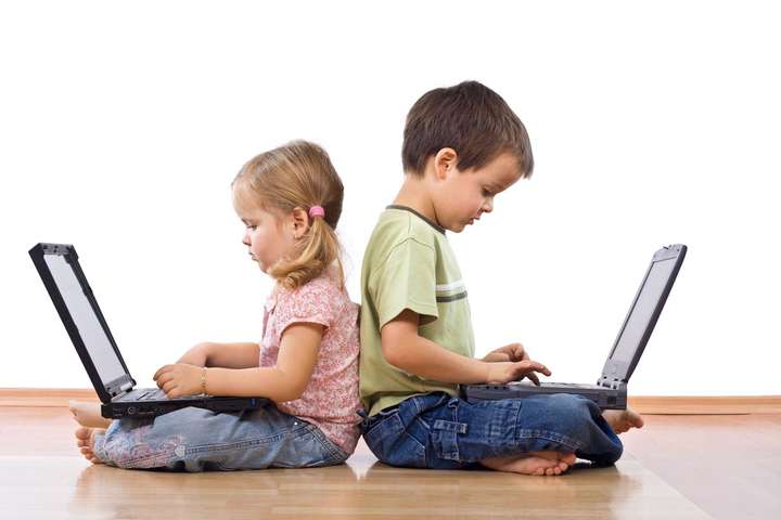 Діти, які менше сидять із планшетами, краще вчаться
