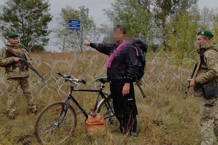 Американець на Харківщині намагався потрапити до Росії на велосипеді