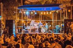 У Міському саду Одеси звучали музичні композиції у виконанні знаменитих скрипалів