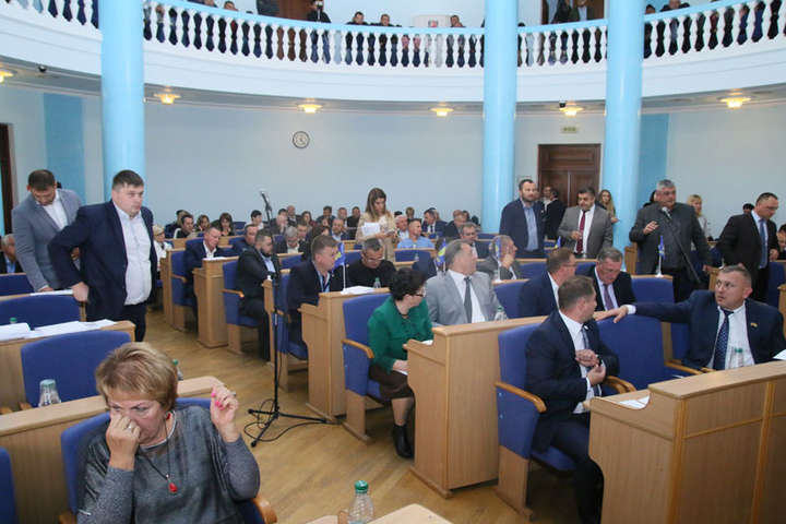 Депутати Вінницької облради спромоглися попрацювати до обіду, а тому 90% питань сесії не розглянуто