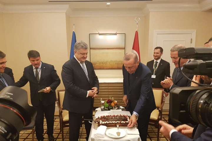 Ердоган подарував Порошенку торт (ФОТО)