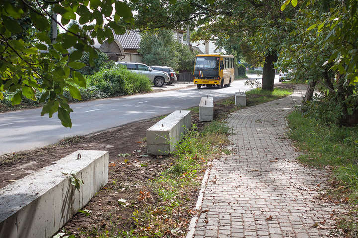 В Одесі захищають парк від водіїв встановленням бетонних блоків (фото)