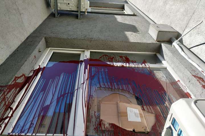 Вікна приймальні Білецького на Оболоні облили червоною фарбою