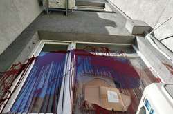 Вікна приймальні Білецького на Оболоні облили червоною фарбою