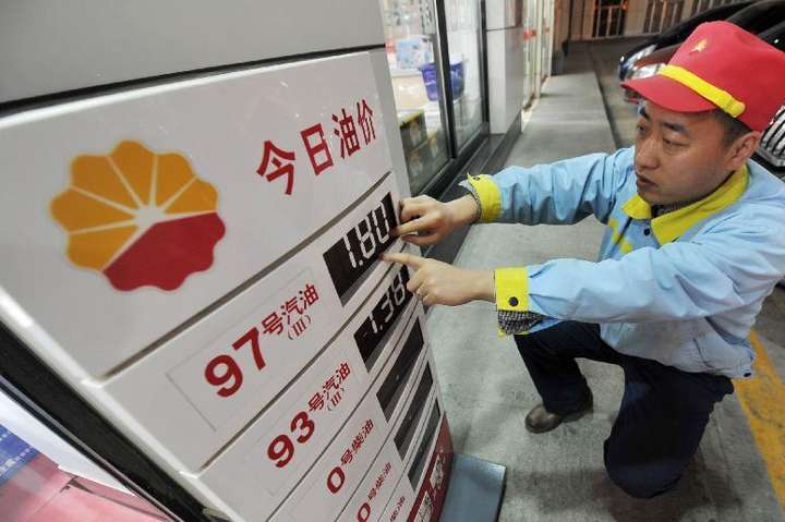 Китай за місяць тричі підвищив ціни на бензин