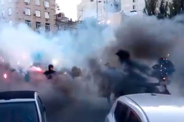 Багато диму та вогню. Фанати «Динамо» провели запальний марш в центрі Києва (відео)