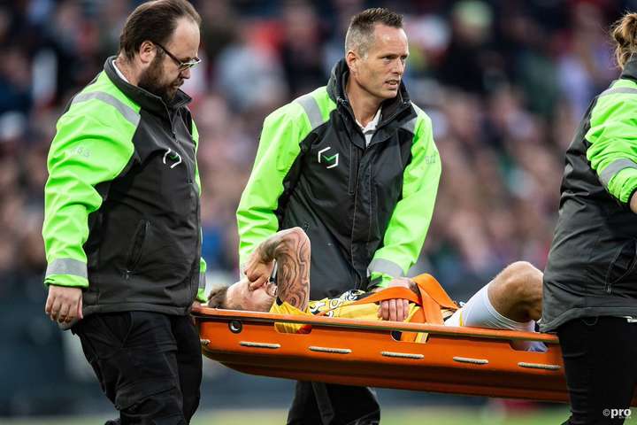 Словенський нападник оступився і зламав ногу у матчі чемпіонату Нідерландів. Відео епізоду