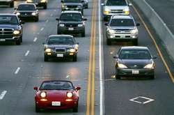 Відсьогодні на дорогах України діє сезон увімкнених фар