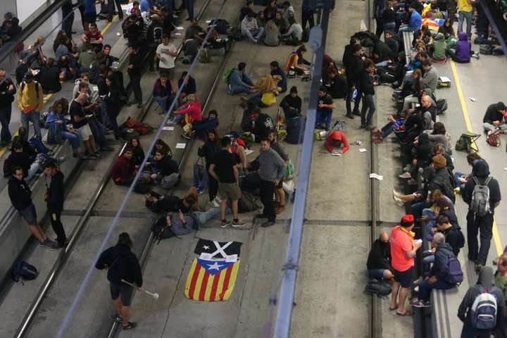 Протести у Каталонії: люди заблокували залізничні шляхи і магістралі 