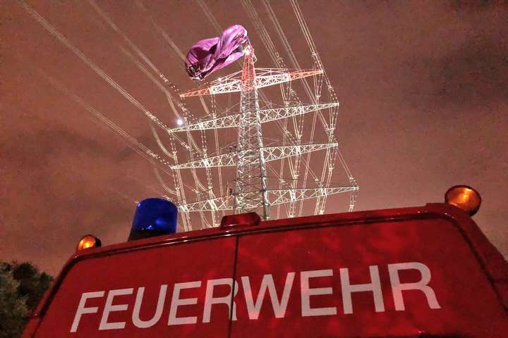 У Німеччині повітряна куля з  пасажирами налетіла на електроопору 